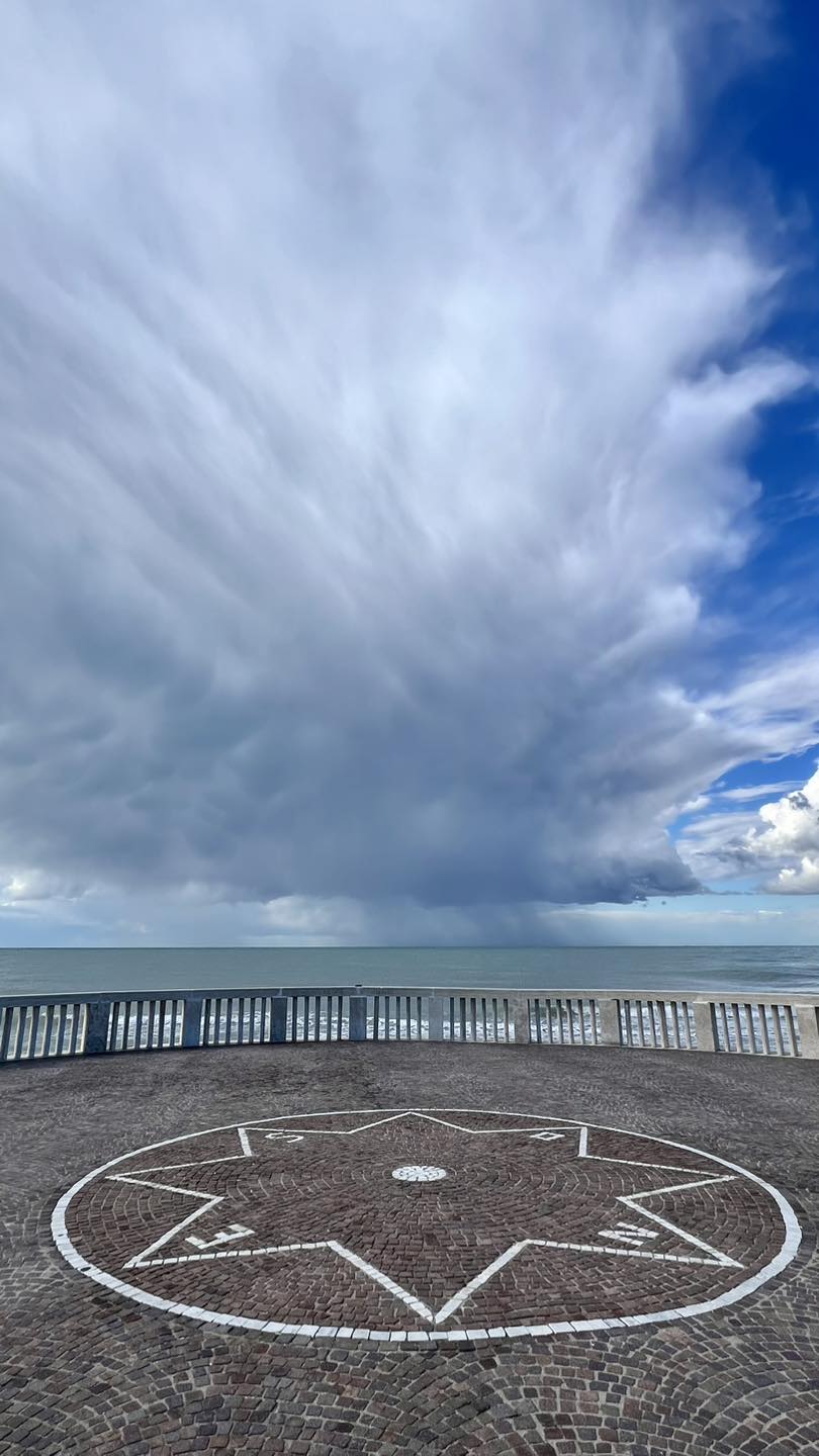 Le nuvole su Ostia: quando il cielo racconta il tempo